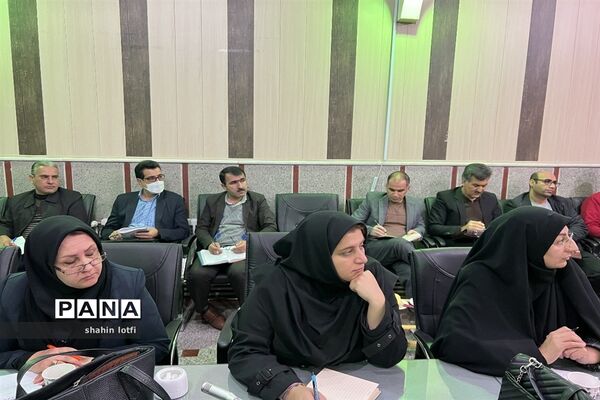 نشست معاونان، کارشناس مسئولان و کارشناسان آموزش متوسطه آموزش و پرورش استان