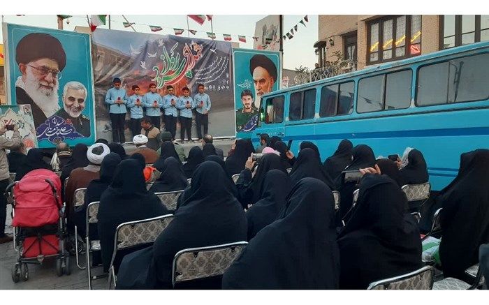 محفل خاطره‌گویی خانواده‌های شهدای گروه سرود در محل بمباران هوایی قم