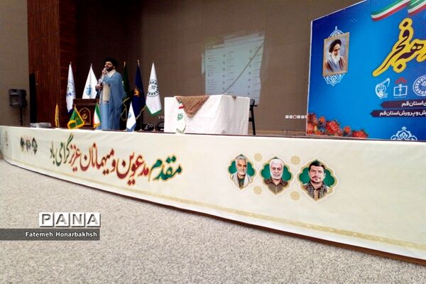 کاردوی آموزشی نمایشگاه مدرسه انقلاب ویژه دهه فجر با حضور دختران دانش‌آموز در قم-4