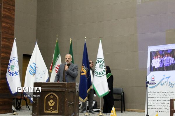 کاردوی آموزشی نمایشگاه مدرسه انقلاب ویژه دهه فجر با حضور دختران دانش‌آموز در قم-4