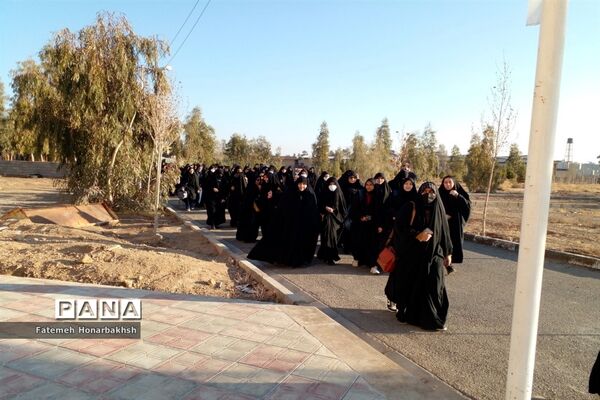 کاردوی آموزشی نمایشگاه مدرسه انقلاب ویژه دهه فجر با حضور دختران دانش‌آموز در قم-4
