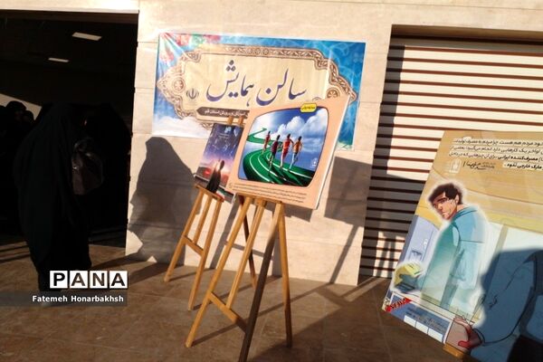 کاردوی آموزشی نمایشگاه مدرسه انقلاب ویژه دهه فجر با حضور دختران دانش‌آموز در قم-4
