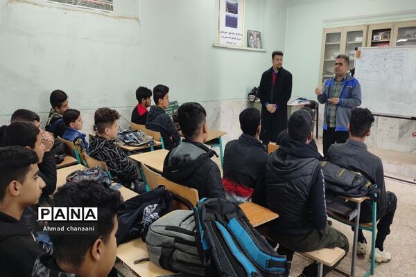 بازدید دانش‌آموزان پایه نهم از هنرستان های کاردانش