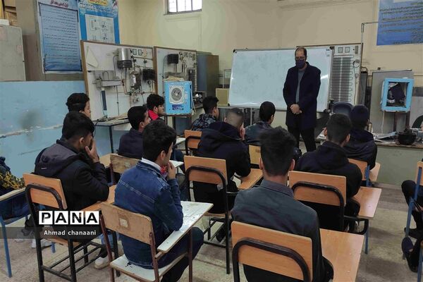 بازدید دانش‌آموزان پایه نهم از هنرستان های کاردانش