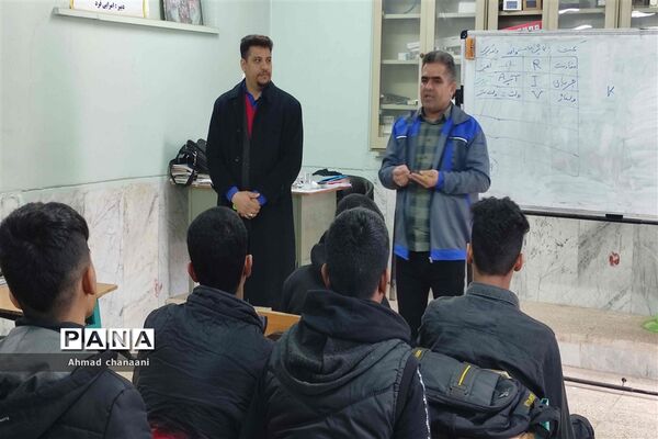 بازدید دانش‌آموزان پایه نهم از هنرستان های کاردانش