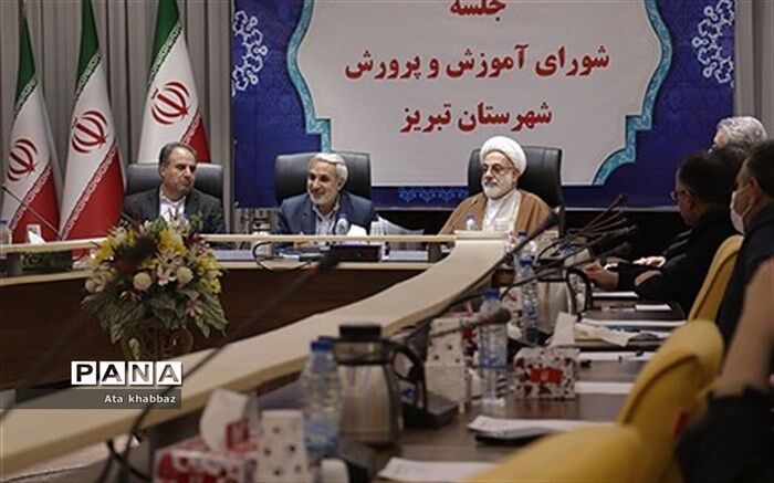 نیازمند بازخوانی و نشر اندیشه‌های امام خمینی (ره) و مقام معظم رهبری هستیم
