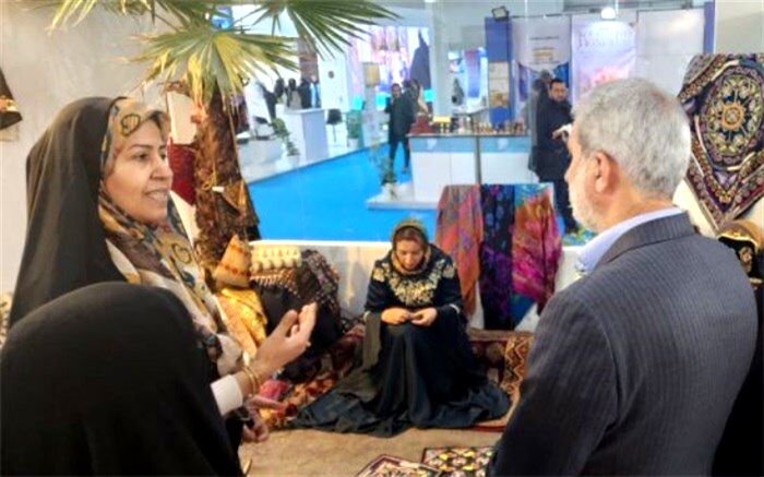 بازدید وزیر آموزش و پرورش از نمایشگاه زنان ایرانی تاثیرگذار