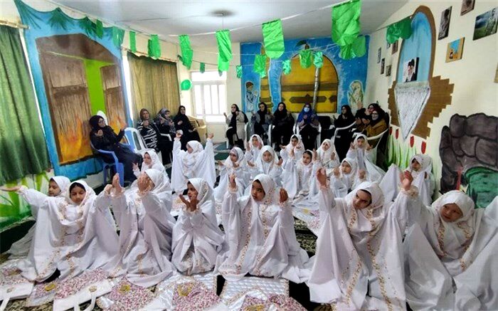 جشن تکلیف در مدارس‌ در راستای تربیت دینی دانش‌آموزان برگزار می‌شود