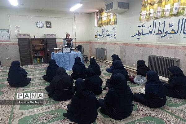 آموزش قرآن به دانش‌آموزان مدرسه عدالت جوادآباد