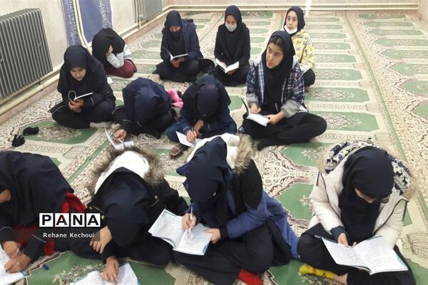 آموزش قرآن به دانش‌آموزان مدرسه عدالت جوادآباد