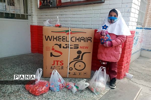 خرید یک ویلچر هدیه با جمع‌آوری درب بطری‌های پلاستیکی