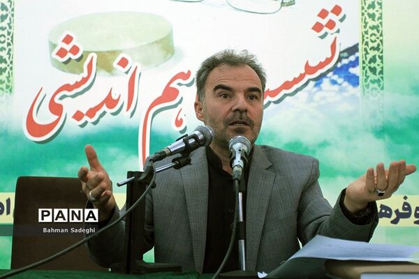 نشست هم‌اندیشی‌ معاونان پرورشی و فرهنگی، روسای ادارات قرآن، عترت و نماز و مدیران سازمان دانش‌آموزی