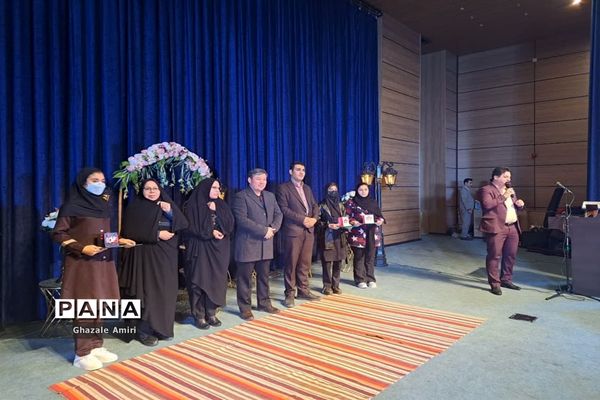 مراسم تجلیل از دانش‌آموزان برتر فرهنگی و هنری در ناحیه ۴ شیراز