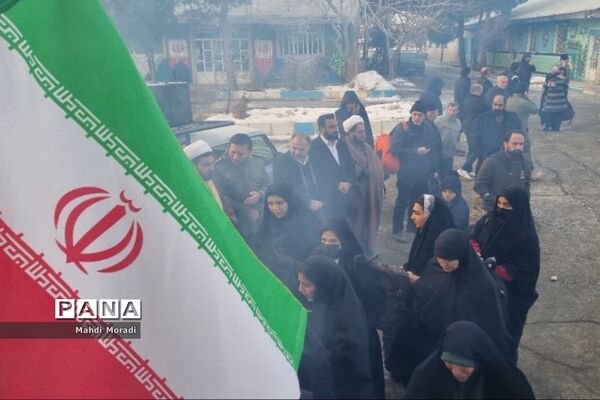 اعزام ۲۴۰ دانش‌آموز دختر دماوند به مناطق عملیاتی جنوب کشور