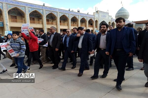 حضور فرهنگیان و دانش‌آموزان عضو سازمان دانش‌آموزی فارس در تجمع اعتراض‌آمیز محکومیت اهانت به قرآن کریم در شیراز