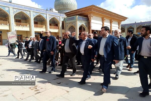 حضور فرهنگیان و دانش‌آموزان عضو سازمان دانش‌آموزی فارس در تجمع اعتراض‌آمیز محکومیت اهانت به قرآن کریم در شیراز