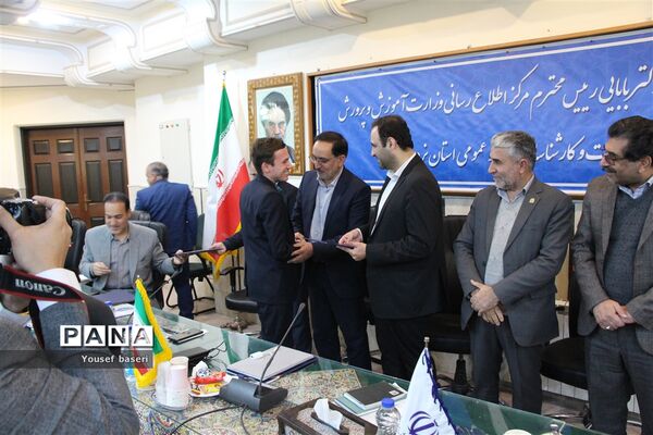 نشست صمیمی رئیس مرکز اطلاع‌‎رسانی و روابط عمومی وزارت آموزش و پرورش با مدیران و کارشناسان روابط عمومی ادارات آموزش و پرورش استان یزد