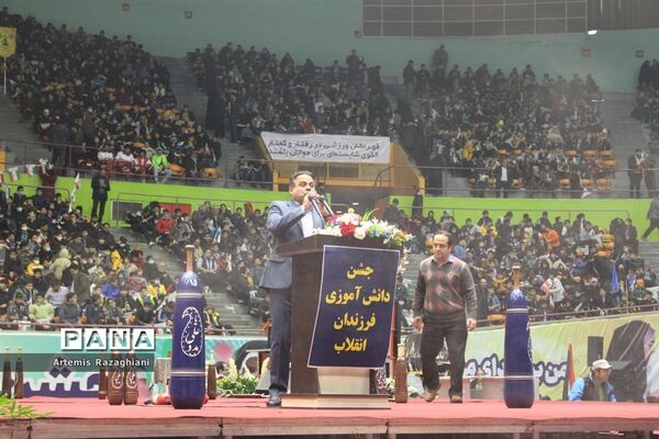 جشن فرزندان انقلاب با هدف شاداب‌سازی میان دانش‌آموزان در ورزشگاه آزادی