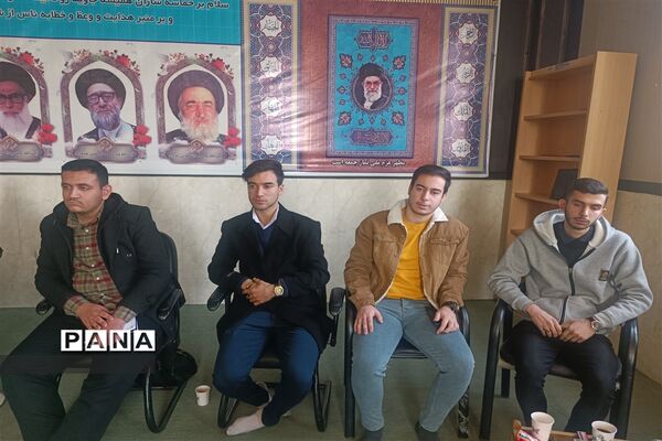 نشست دانش‌‌‌آموزان عضو تشکل‌های دانش‌آموزی مدارس با امام جمعه ملارد