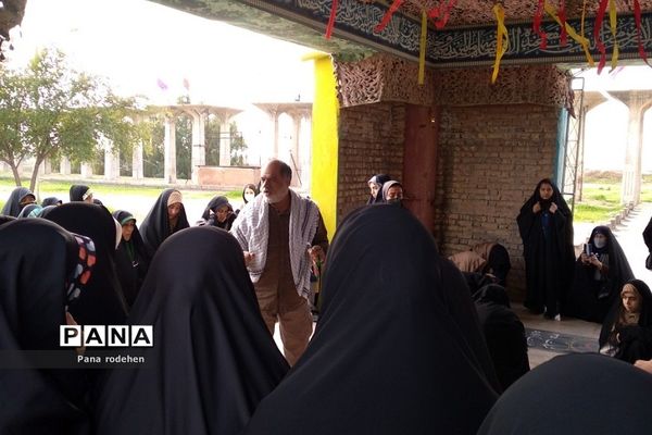 دانش‌آموزان دختر رودهن در اردوی راهیان نور