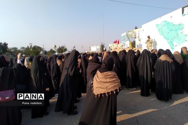 دانش‌آموزان دختر رودهن در اردوی راهیان نور