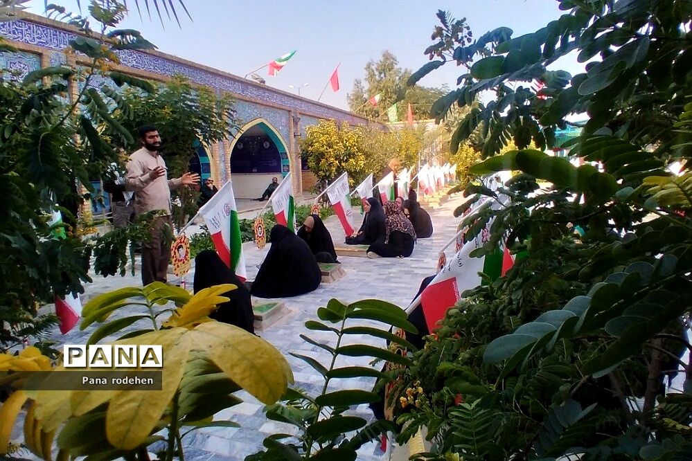 بازدید دانش‌آموزان  رودهن در اردوی راهیان نور از هویزه و یادمان شهید چمران