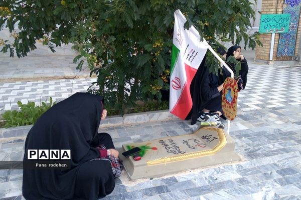 بازدید دانش‌آموزان  رودهن در اردوی راهیان نور از هویزه و یادمان شهید چمران