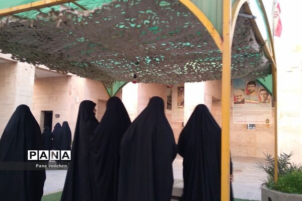 بازدید دانش‌آموزان  رودهن در اردوی راهیان نور از هویزه و یادمان شهید چمران