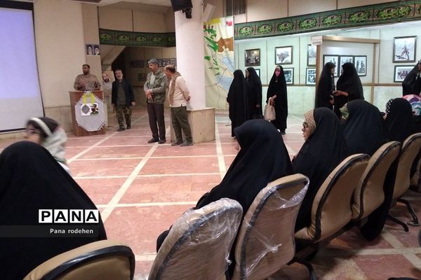 بازدید دانش‌آموزان  رودهن در اردوی راهیان نور از هویزه و یادمان شهید چمران