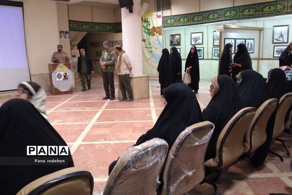 بازدید دانش‌آموزان  رودهن در اردوی راهیان نور از هویزه و یادمان شهید چمران