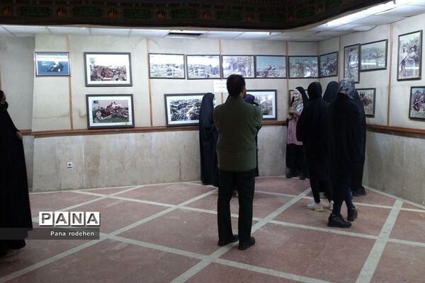 بازدید دانش‌آموزان  رودهن در اردوی راهیان نور از هویزه و یادمان شهید چمران