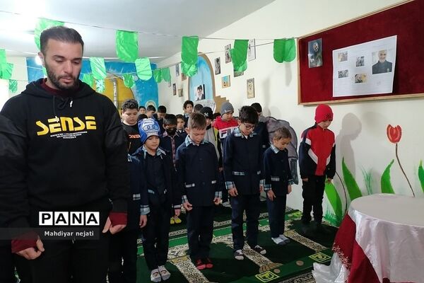 برگزاری نماز جماعت در مدرسه شهدای کریتون ۲ رودهن