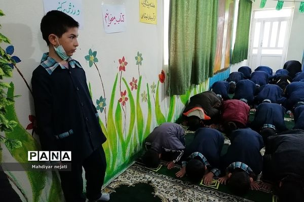 برگزاری نماز جماعت در مدرسه شهدای کریتون ۲ رودهن