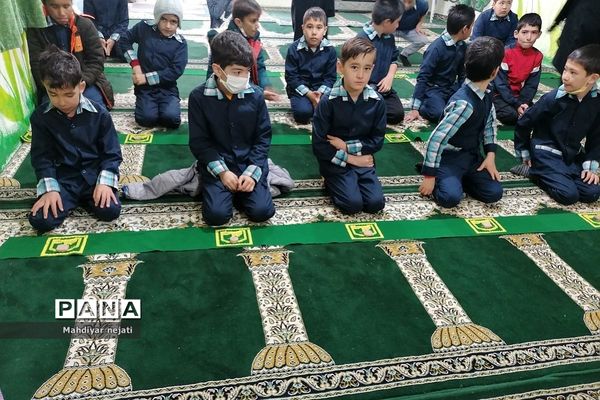 برگزاری نماز جماعت در مدرسه شهدای کریتون ۲ رودهن