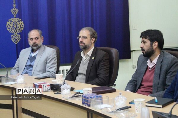 نشست تخصصی کمیته اجرایی پویش کتابخوانی هیس‌طوری در استان سمنان