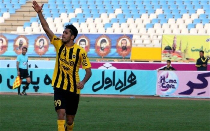 ستاره جنجالی استقلال به سپاهان پیوست