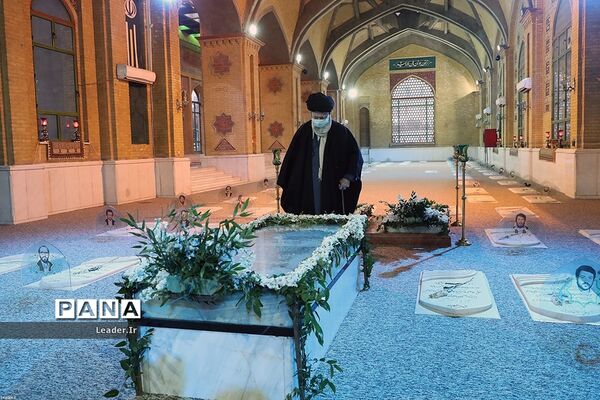 حضور رهبر انقلاب اسلامی در مرقد مطهر امام راحل و گلزار شهدای بهشت زهرا