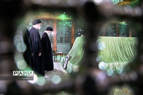 حضور رهبر انقلاب اسلامی در مرقد مطهر امام راحل و گلزار شهدای بهشت زهرا