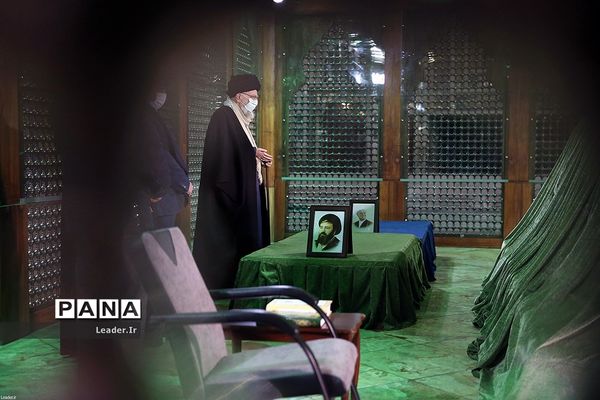 حضور رهبر انقلاب اسلامی در مرقد مطهر امام راحل و گلزار شهدای بهشت زهرا