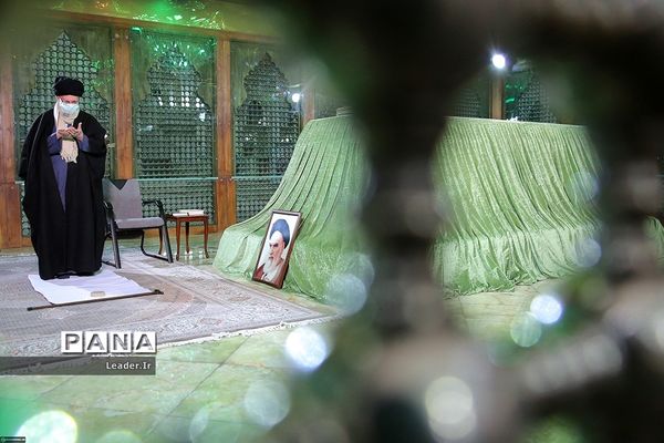 حضور رهبر انقلاب اسلامی در مرقد مطهر امام راحل و گلزار شهدای بهشت زهرا