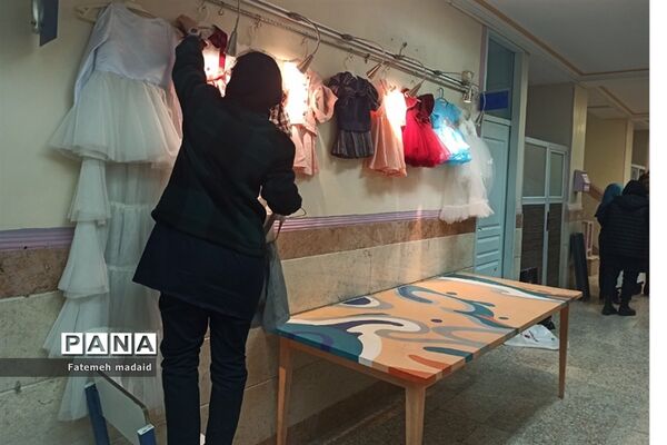 نمایشگاه دستاوردهای دانش‌آموزان به مناسبت دهه‌فجر در بهارستان 2