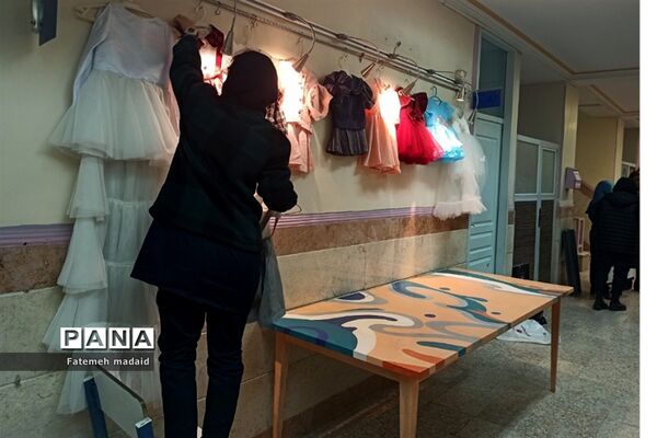 نمایشگاه دستاوردهای دانش‌آموزان به مناسبت دهه‌فجر در بهارستان 2