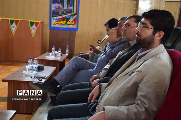 نشست تخصصی مربیان طرح لیگ جت دانش‌آموزی (جهاد تبیین) نواحی چهارگانه شیراز