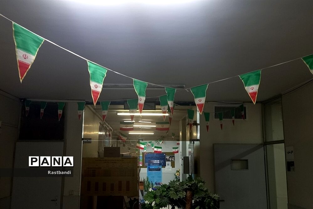 آذین‌بندی دبیرستان فرهنگ به‌مناسبت دهه فجر