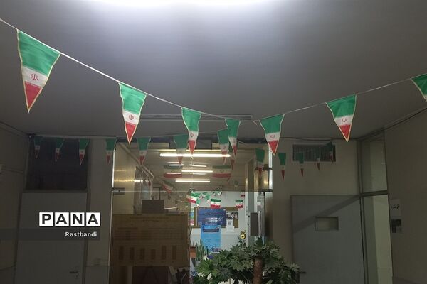 آذین‌بندی دبیرستان فرهنگ به‌مناسبت دهه فجر