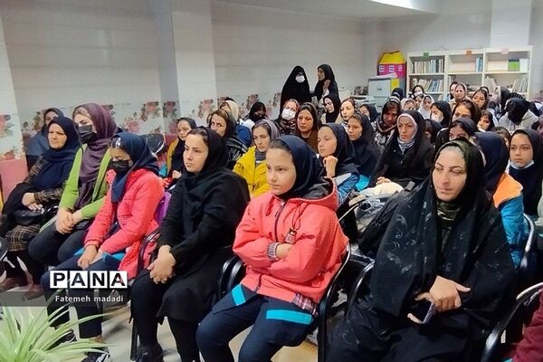 جلسه توانمند سازی اولیا و دانش‌آموزان در دبستان مهرآیین بهارستان دو