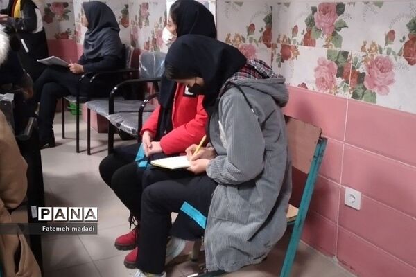 جلسه توانمند سازی اولیا و دانش‌آموزان در دبستان مهرآیین بهارستان دو