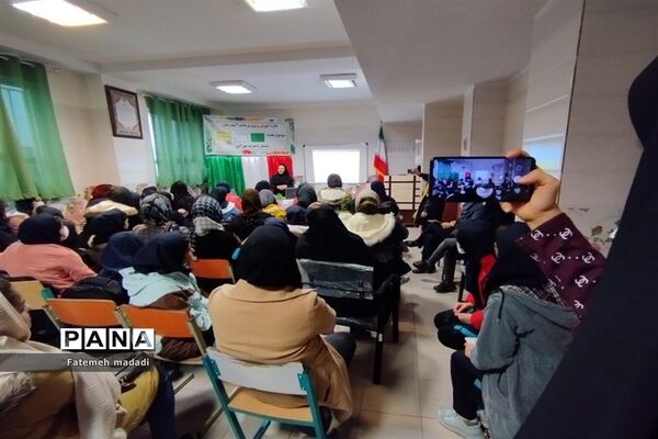 جلسه توانمند سازی اولیا و دانش‌آموزان در دبستان مهرآیین بهارستان دو