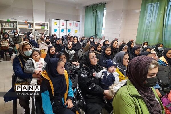 جلسه توانمند سازی اولیا و دانش‌آموزان در دبستان مهرآیین بهارستان دو