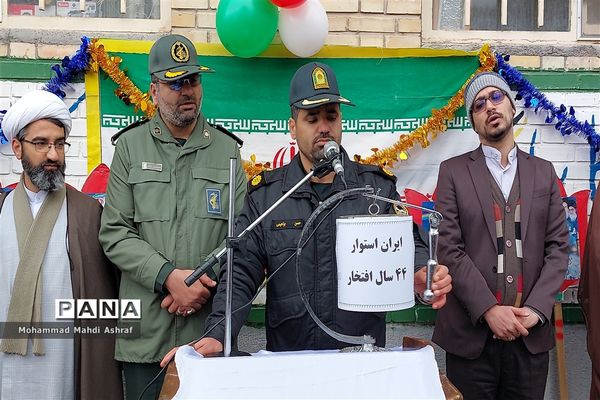 نواختن زنگ انقلاب در دبستان انقلاب محمدیه نائین